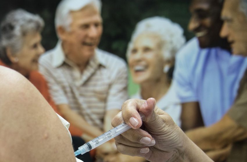  Ministério da Saúde recomenda segunda dose de reforço para idosos acima de 80 anos.