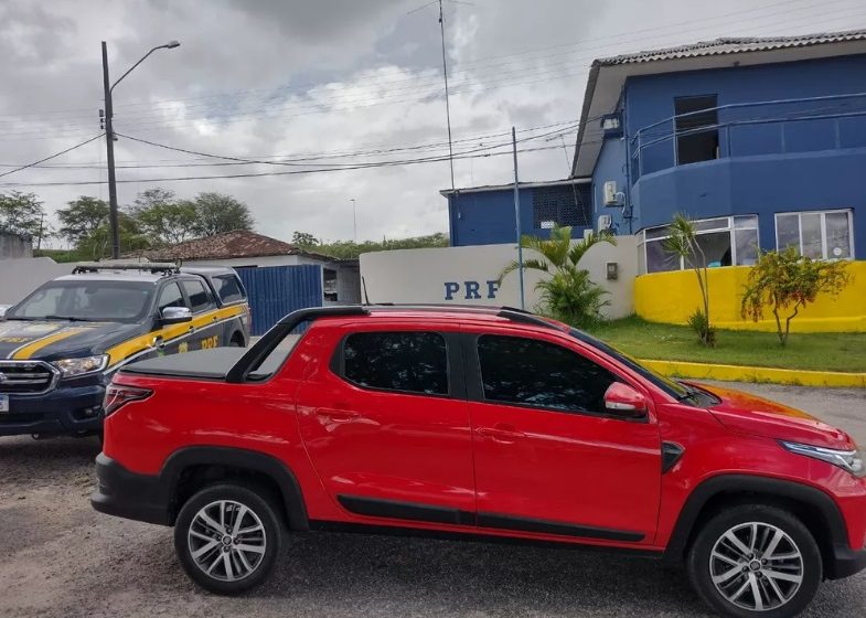  Caminhonete roubada em Altinho é recuperada pela PRF em Caruaru.