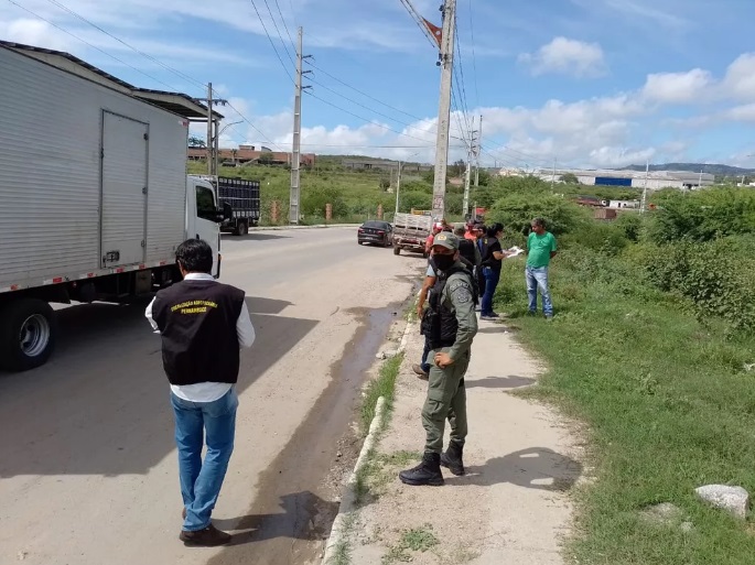  Três motoristas são autuados durante fiscalização da Adagro na BR-232, em Caruaru.