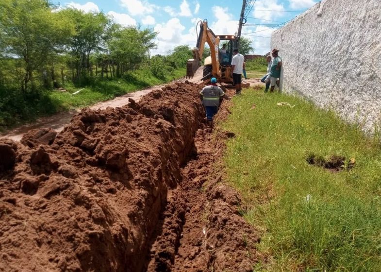  Implantação de rede de distribuição de água deve beneficiar 400 moradores de Lajedo, segundo Compesa.