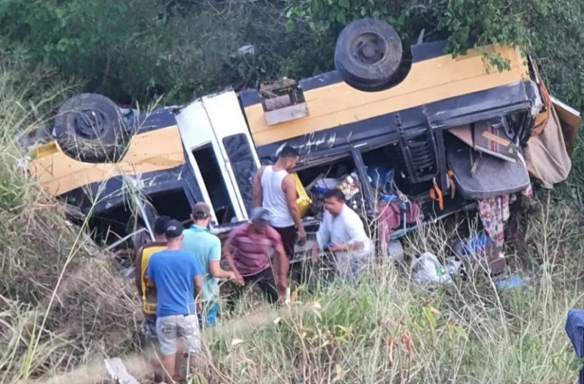  Micro-ônibus capota na PE-102 e deixa crianças e grávida feridas, em Casinhas.