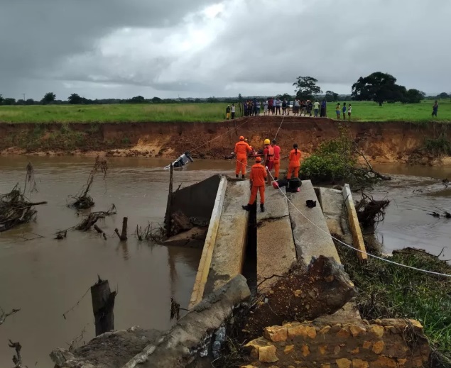  Dois homens morrem após carro cair em rio em Penedo, Alagoas.