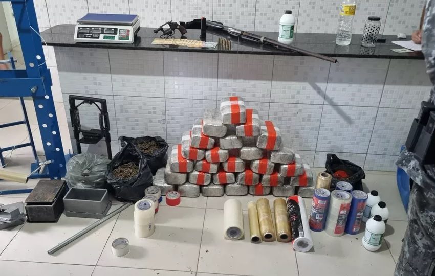  Polícia Militar apreende mais de 30 kg de maconha em Caruaru.