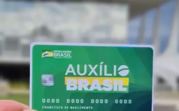  Governo confirma previsão de Auxílio Brasil de R$ 400 para 2023.