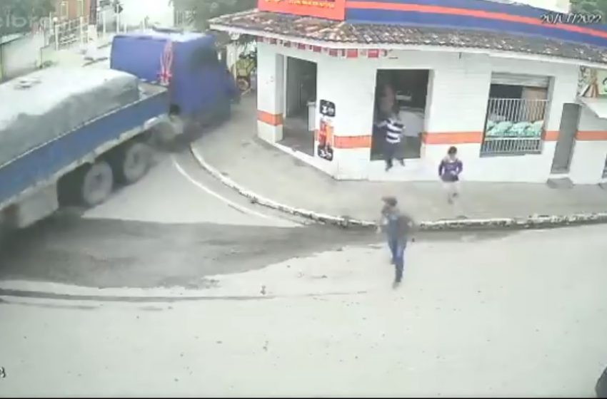  Caminhão carregado de cimento perde freio e colide com carro e moto em Jupi.
