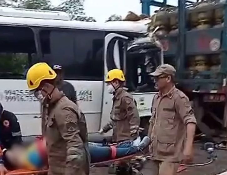  Acidente com ônibus que levava pacientes para tratamento de saúde deixa feridos na BR-101, na Mata Sul.