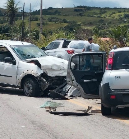  Mulher morre e outros dois homens ficam feridos em acidente na BR-104, em Cupira.