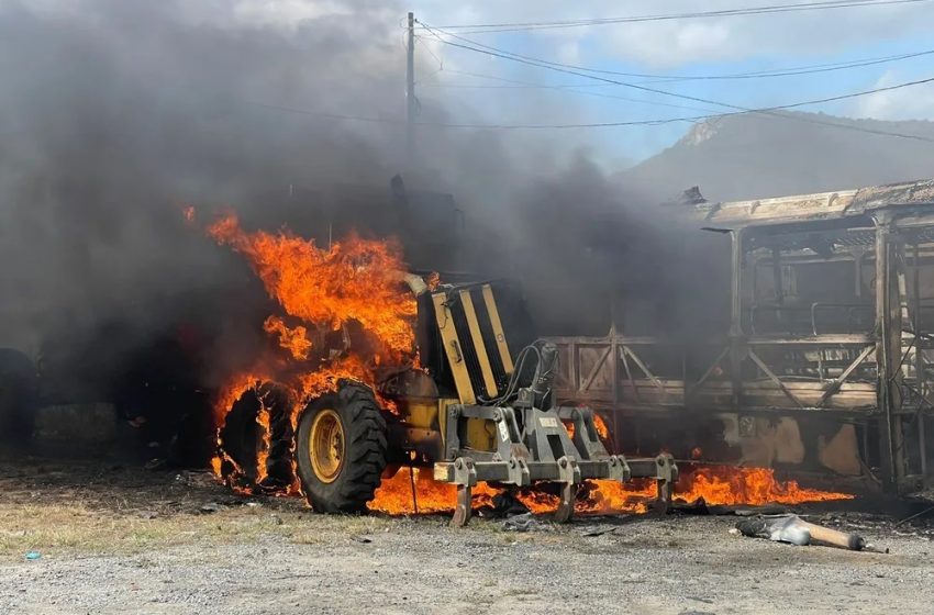  Ônibus escolares e máquina são Incendiados na garagem da Prefeitura de Taquaritinga do Norte.
