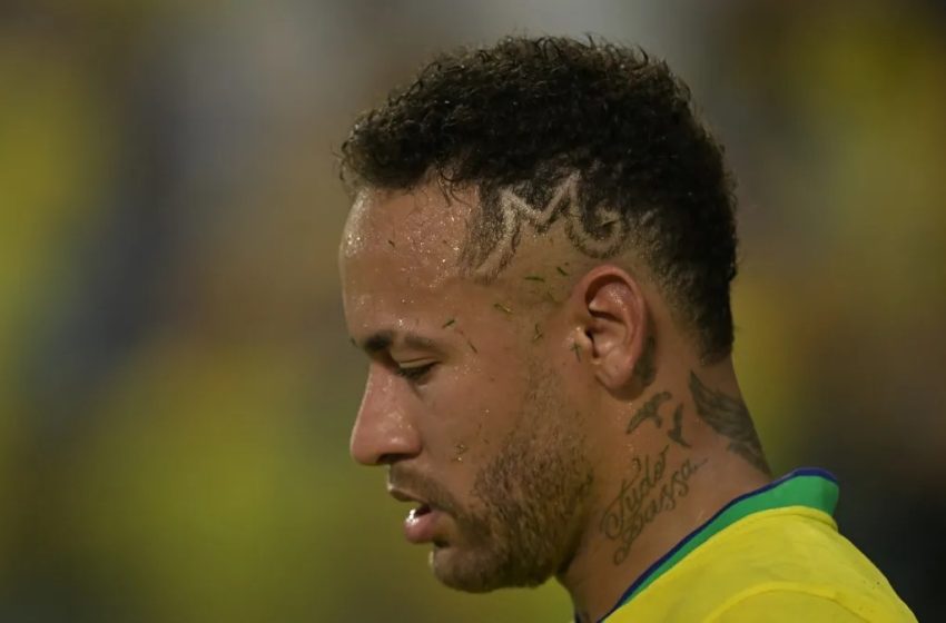  Neymar chega a Belo Horizonte para passar por cirurgia no joelho esquerdo.