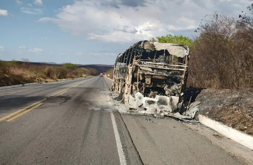  Ônibus com banda do cantor Matheus Fernandes pega fogo em estrada no Ceará.