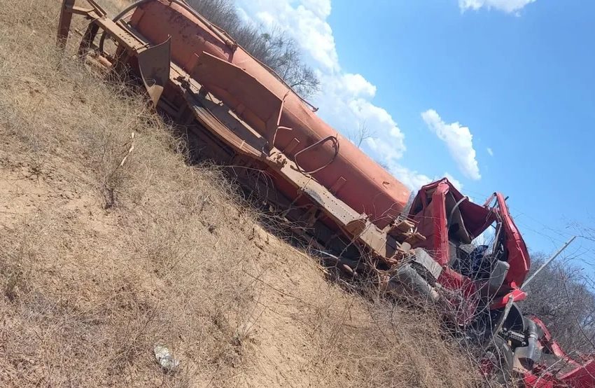 Motorista de caminhão-pipa morre após o veículo capotar na zona rural de Araripina.