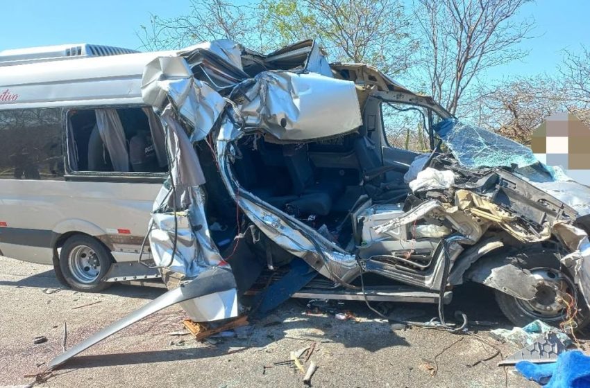  Voltando de velório, sete pessoas da mesma família morrem em colisão entre van e caminhão no Sertão.