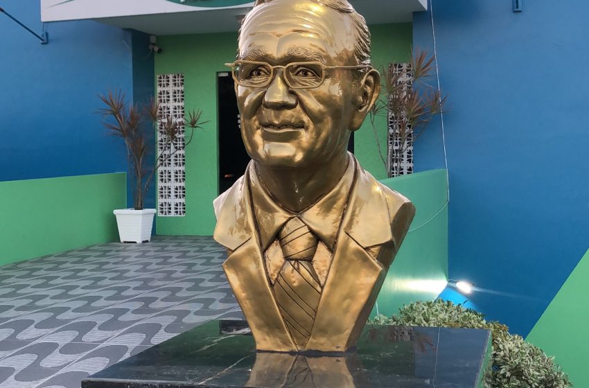 No aniversário de 32 anos a Rádio Papacaça realizou homenagem póstuma ao seu fundador Hélio Urquisa.