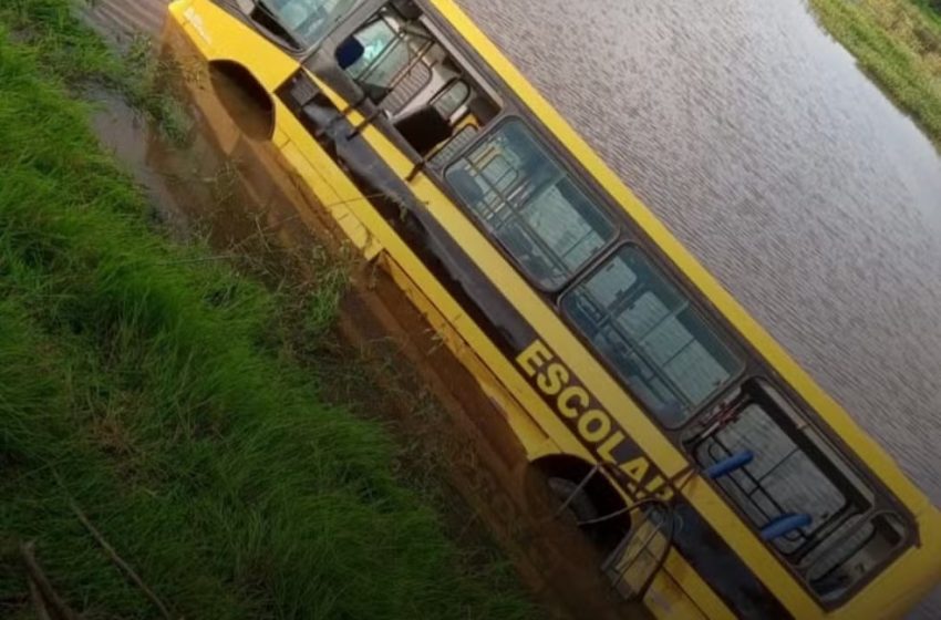  Ônibus escolar tomba em açude e deixa adolescentes feridos em Serra Talhada.
