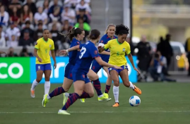  Brasil perde para Estados Unidos e fica com o vice da Copa Ouro Feminina.