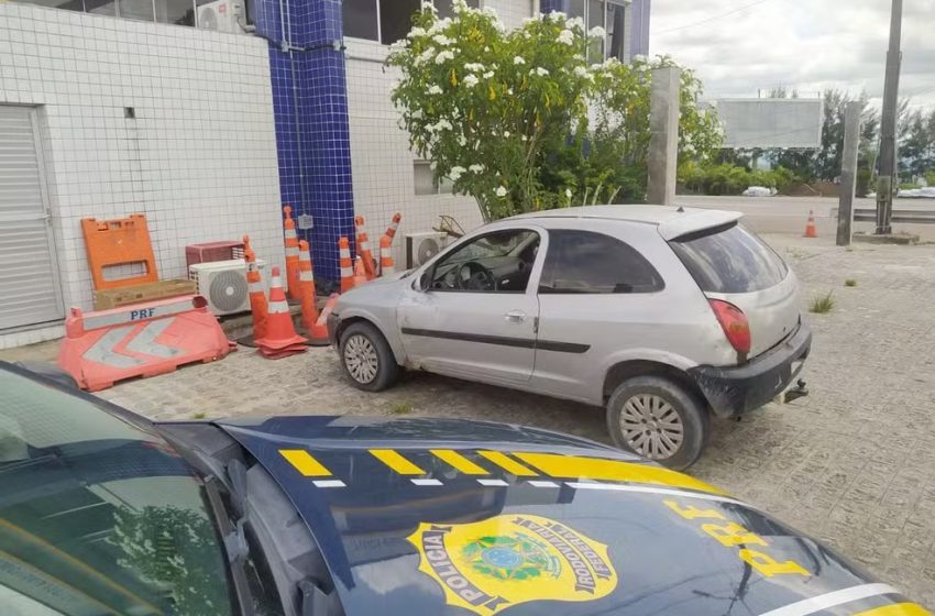  Carro com 80 multas por excesso de velocidade e R$ 22 mil em débitos é retido pela PRF em Gravatá.
